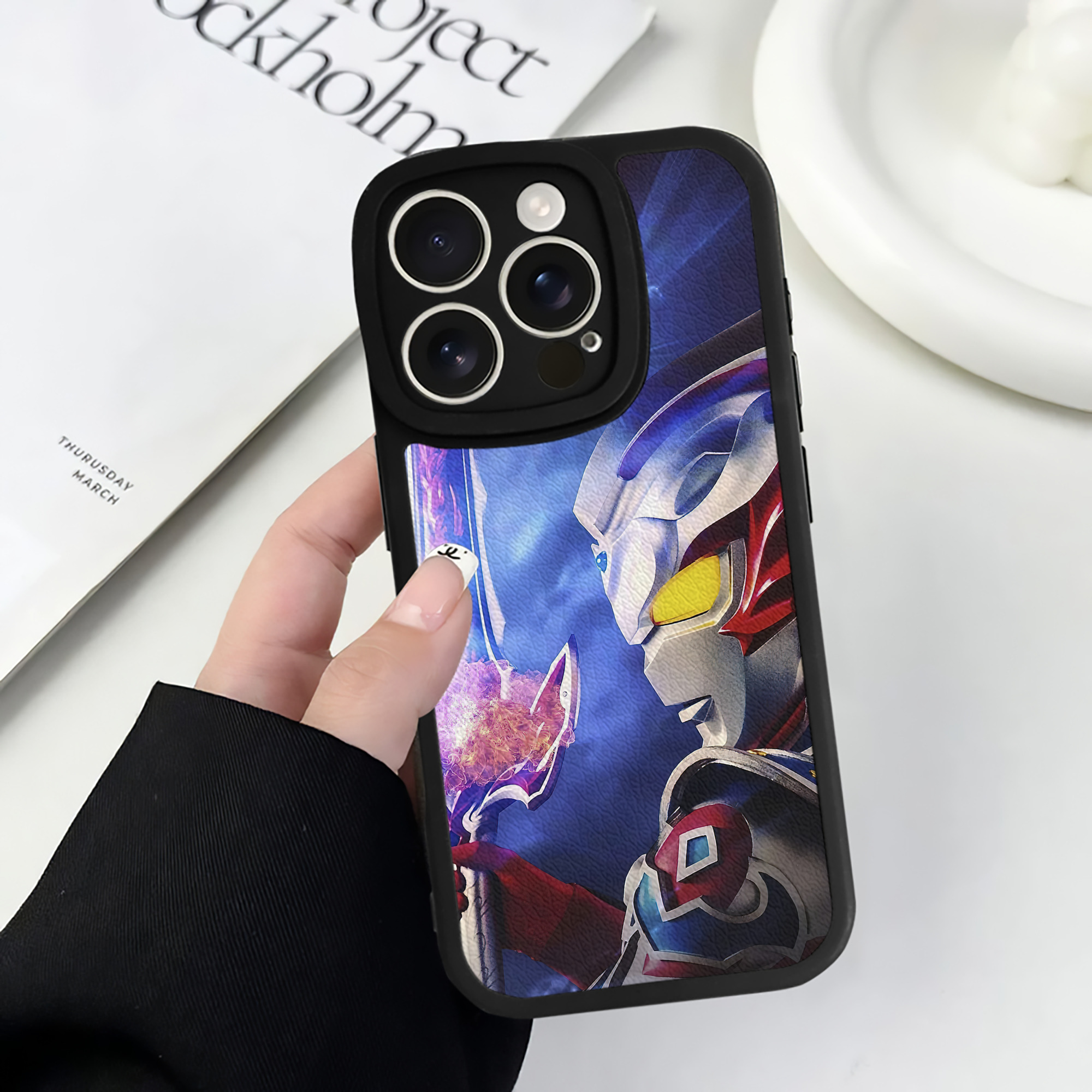 （画像用） ウルトラマン Ultraman 【iPhone 16シリーズ対応】シリコンスマホケース（レザー調） 材質：シリコン
